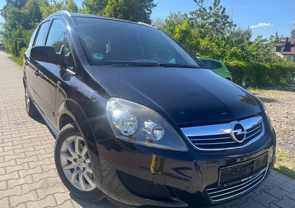 Opel Zafira cena 21900 przebieg: 227000, rok produkcji 2010 z Łuków małe 631